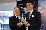 Президент «Реала» Флорентино Перес вручает Роналду памятный трофей