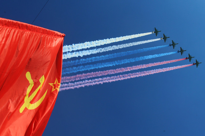 Штурмовики Су-25 во время воздушной части военного парада в Москве в честь 71-й годовщины Победы в Великой Отечественной войне 1941-1945 годов