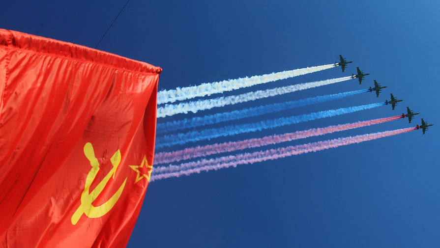 Штурмовики Су-25 во время воздушной части военного парада в&nbsp;Москве в&nbsp;честь 71-й годовщины Победы в&nbsp;Великой Отечественной войне 1941-1945 годов
