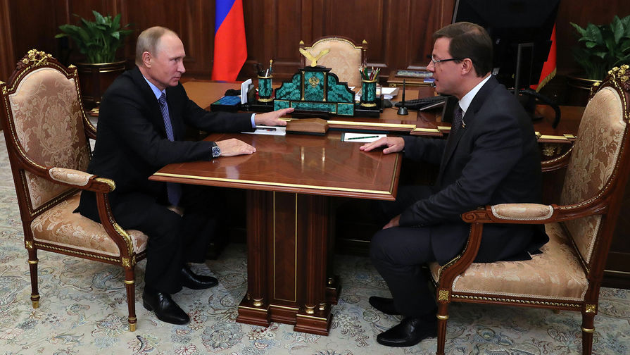 Президент России Владимир Путин и бывший сенатор от Самарской области Дмитрий Азаров во время встречи в Москве, 25 сентября 2017 года