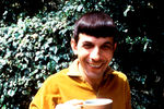 Леонард Нимой с чашкой кофе в Лос-Анджелесе, 1965 год