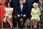 Американская телевизионная актриса Меган Маркл вошла в королевскую семью 19 мая 2018 года — тогда в часовне Святого Георгия состоялась ее свадьба с принцем Гарри. На фото Елизавета II с внуком, принцем Гарри, и его супругой, герцогиней Сассекской Меган, в 2018 году