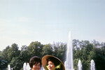 Жигжид Долгорсурен, актриса из Монголии, (слева) и Тху Хиен, актриса из Вьетнама, на экскурсии в Петергофе, организованной для участников V Московского международного кинофестиваля, 1967 год