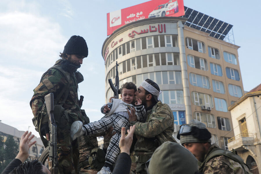 Боевики-повстанцы празднуют победу в&nbsp;Хомсе, Сирия, 8&nbsp;декабря 2024&nbsp;года