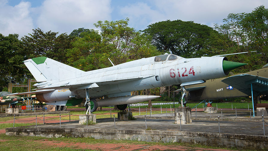 Советский истребитель МиГ-21 в музее города Хюэ во Вьетнаме