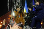 Солист группы «Ляпис Трубецкой» Сергей Михалок во время выступления на площади Независимости в центре Киева, 8 декабря 2013 года
