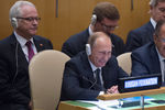 Владимир Путин принимает участие в 70-й сессии Генеральной Ассамблеи ООН в Нью-Йорке. Слева на втором плане - постоянный представителя России при ООН Виталий Чуркин. Справа - министр иностранных дел РФ Сергей Лавров, 2015 год