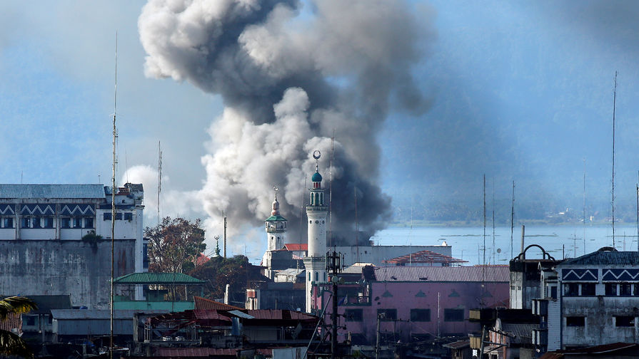 Дым после авиаудара армии Филиппин во время боев с исламистами группировки «Маут», 27 июня 2017 года