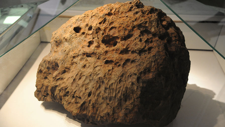Метеорит Челябинск в одном из залов краеведческого музея Челябинска