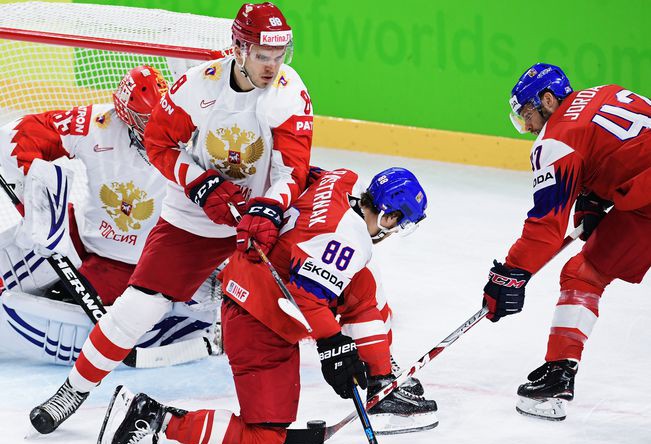 Вратарь сборной России Василий Кошечкин, Никита Трямкин, игроки сборной Чехии Давид Пастрняк и Михал Йордан
