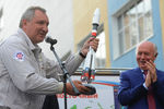 Зампред правительства России Дмитрий Рогозин с макетом ракеты-носителя «Союз-2.1а» и губернатор Самарской области Николай Меркушкин в Самаре, 2015 год