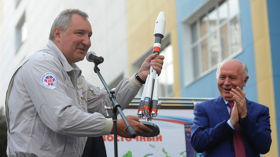 Зампред правительства России Дмитрий Рогозин с макетом ракеты-носителя «Союз-2.1а» и губернатор Самарской области Николай Меркушкин в Самаре, 2015 год