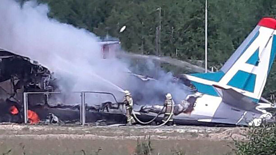 На месте аварийной посадки пассажирского самолета Ан-24 авиакомпании «Ангара», 27 июня 2019 года