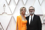 Режиссер Сэм Мендес и его жена Элисон Болсом перед началом церемонии вручения кинопремии «Оскар» в Лос-Анджелесе, 9 февраля 2020 года