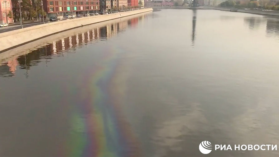 На Москве-реке заметили маслянистое пятно площадью 20 тысяч "квадратов"