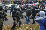 Силовики задерживают участника акции протеста в Минске, 1 ноября 2020 года