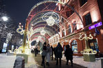 Новогодняя инсталляция на Новой площади в Москве, декабрь 2021 года