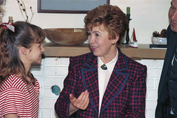 Супруга Президента СССР Михаила Сергеевича Горбачева Раиса Максимовна во время встречи с семьей Уотсонов в Миннеаполисе, 1990 год