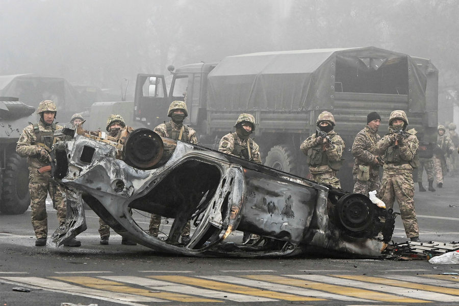 Военнослужащие во время контртеррористической операции против участников массовых акций беспорядков, 6 января 2022 года