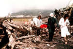 Сотрудники экстренных служб извлекают тела погибших на месте трагедии, 28 марта 1977 года