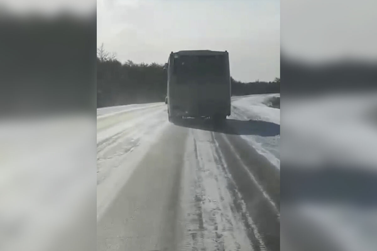 Водитель автобуса высадил ребенка из-за несработавшего проездного на  Сахалине - Газета.Ru | Новости