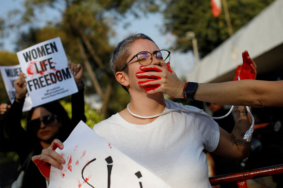 Девушка на&nbsp;протестной акции против правительства Ирана
у&nbsp;посольства Ирана в&nbsp;Мехико, Мексика, 19&nbsp;декабря. 2022&nbsp;года