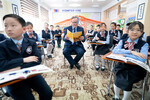 Министр иностранных дел Великобритании Дэвид Кэмерон принимает участие в уроке английского языка в школе в Улан-Баторе, Монголия, 26 апреля 2024 года
