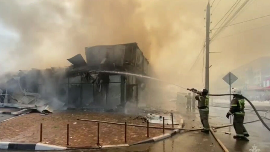 На Кубани загорелось торговое здание на площади 1,6 тысячи квадратов