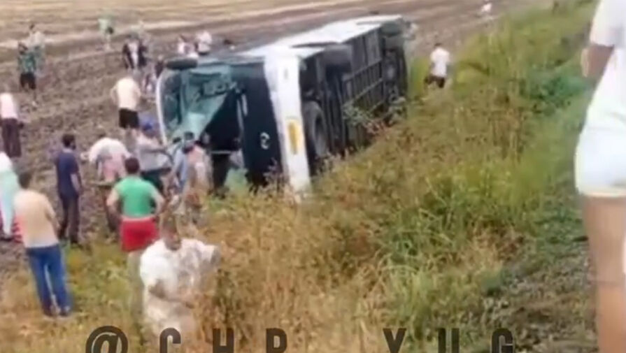 Очевидцы показали кадры с перевернувшимся под Краснодаром автобусом