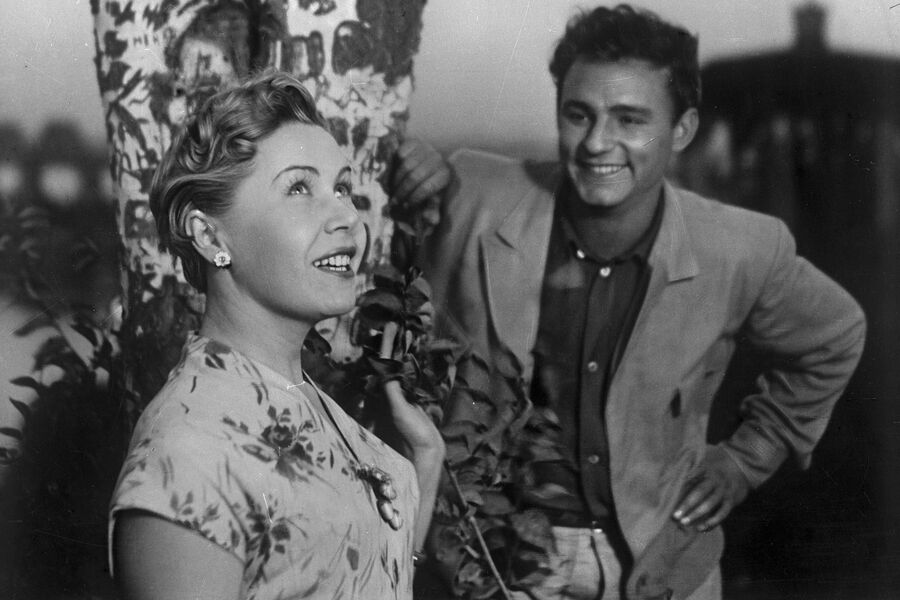 <b>«Высота» (1957)</b>
<br><br>
И вновь Рыбников &mdash; в&nbsp;роли передовика-производственника. На&nbsp;этот раз он сыграл Николая Пасечника, бригадира монтажников, прибывших на&nbsp;строительство доменной печи. Он тоже влюбляется &mdash; в&nbsp;сварщицу Екатерину (Инна Макарова). И тоже поначалу не очень успешно, но все у&nbsp;этой пары впереди. В&nbsp;картине одинаково развиты и лирическая, и производственная линия: монтажник успевает ухаживать за&nbsp;девушкой и совершать трудовой подвиг. А еще для&nbsp;этого фильма была написана та самая песня «Марш монтажников».