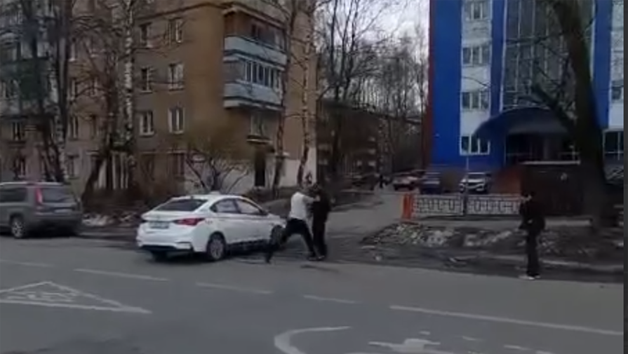 Видео: в Подмосковье пешеход и таксист устроили разборки на проезжей части