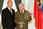 Владимир Путин и Лев Дуров, награжденный орденом «За заслуги перед Отечеством» 1-й степени в Кремле, 2002 год