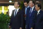 Премьер-министр РФ Дмитрий Медведев, премьер-министр Новой Зеландии Джон Кей и султан государства Бруней Хассанал Болкиах (слева направо) перед совместным фотографированием лидеров АТЭС