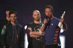 Солист группы Coldplay Крис Мартин держит награду в номинации «Лучшая британская группа»