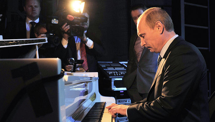 Президент России Владимир Путин (рояль)