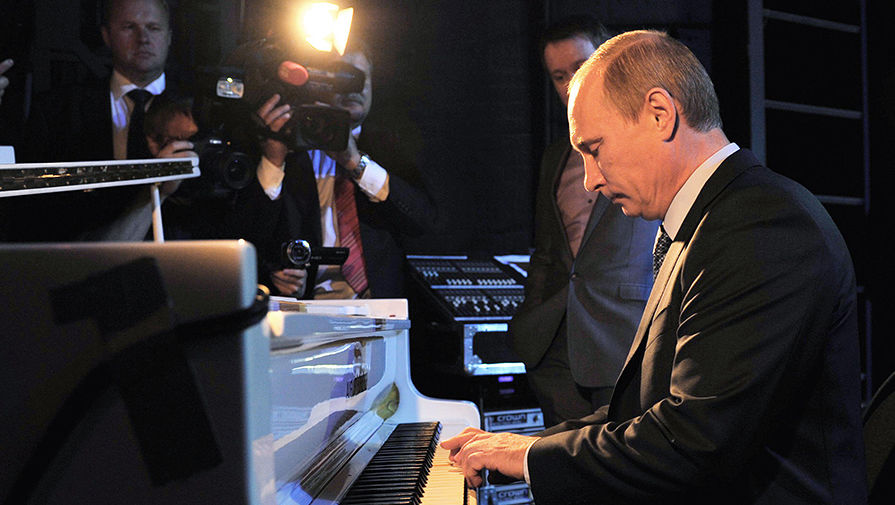 Президент России Владимир Путин (рояль)