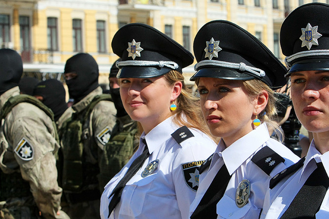 Украинские полицейские во время празднования Дня национальной полиции на Софийской площади