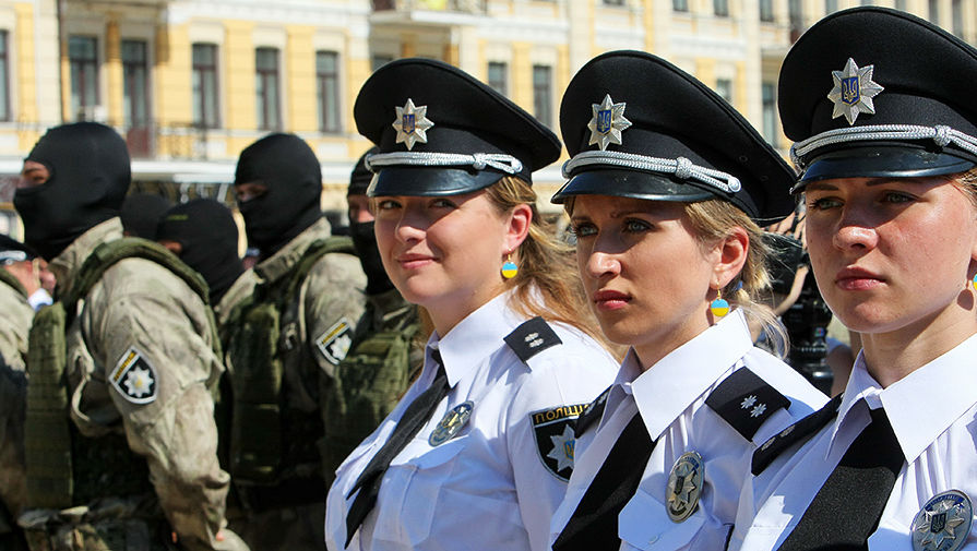 Украинские полицейские во время празднования Дня национальной полиции на Софийской площади