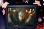 Аллан Чумак во время сеанса гипноза на экране телевизора, 1989 год, коллаж «Газеты.Ru»