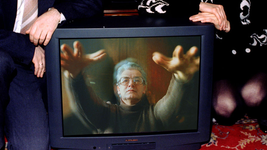 Аллан Чумак во время сеанса гипноза на&nbsp;экране телевизора, 1989 год, коллаж &laquo;Газеты.Ru&raquo;