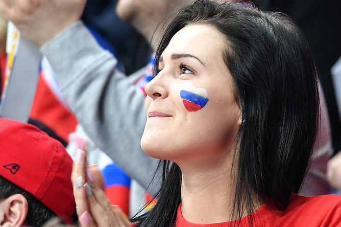 Болельщики во время матча между Россией и Швецией в Москве, 14 декабря 2017 года
