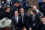 Президент Франции Франсуа Олланд на месте трагедии, 7 января 2015 года
