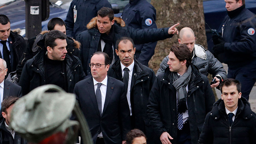 Президент Франции Франсуа Олланд на&nbsp;месте трагедии, 7 января 2015 года
