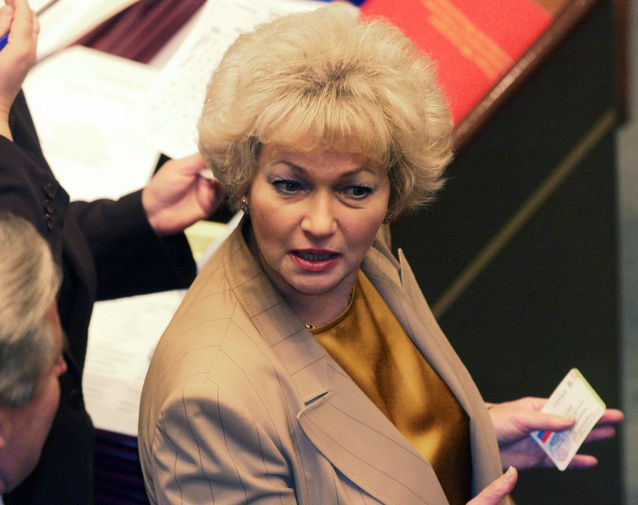 В Совете федерации Нарусова с 2002 года, она представляла там Республику Тыва. «Когда я еще работала доцентом в Университете культуры, у меня были национальные курсы, в том числе якутские и тувинские. И, кроме того, на археологические раскопки я ездила в Туву и копала знаменитый курган Аржан-2, где нашли скифское золото. Многие мои бывшие студенты были в руководстве Тувы и в начале 2000-х они предложили мне представлять Тыву в СФ», &mdash; так она объясняла свою связь с республикой. На фото: верхняя палата парламента на пленарном заседании подтверждает полномочия Нарусовой в качестве представителя Великого Хурала Республики Тыва, 16 октября 2002 года