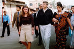 Мелинда и Билл Гейтс на улице Дакки во время визита в Бангладеш, 2005 год