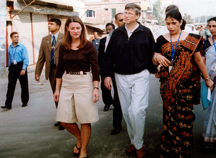 Мелинда и Билл Гейтс на улице Дакки во время визита в Бангладеш, 2005 год