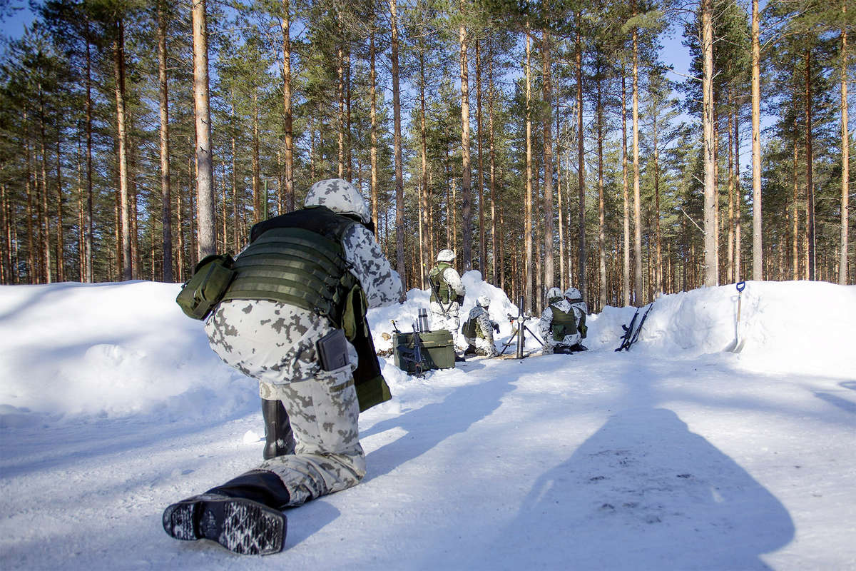 Военнослужащие Финляндии во время учений в Тайпалсаари, Финляндия, 9 марта 2022 года