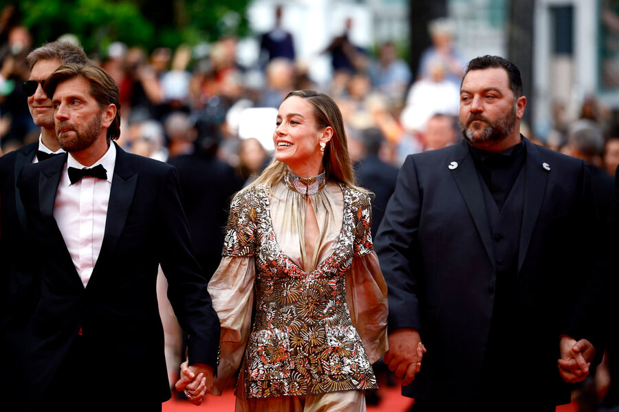 Актриса Бри Ларсон (в центре) на церемонии открытия 76-го Каннского кинофестиваля, 16 мая 2023 года