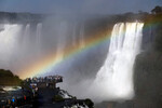 Туристы наблюдают радугу над водопадами Игуасу в Бразилии, 2 июля 2023 года