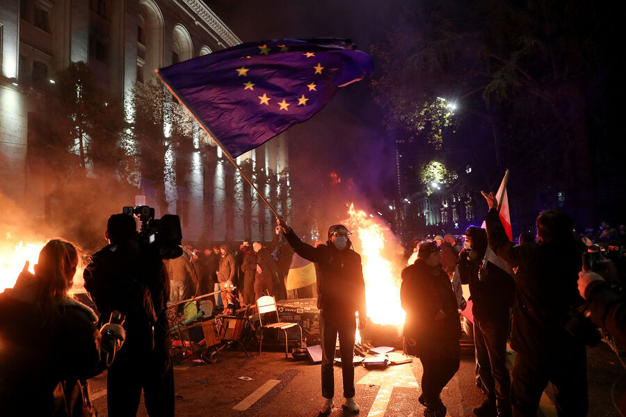 Сторонник грузинской оппозиции держит флаг Евросоюза во время митинга в&nbsp;Тбилиси, 29&nbsp;ноября 2024&nbsp;года